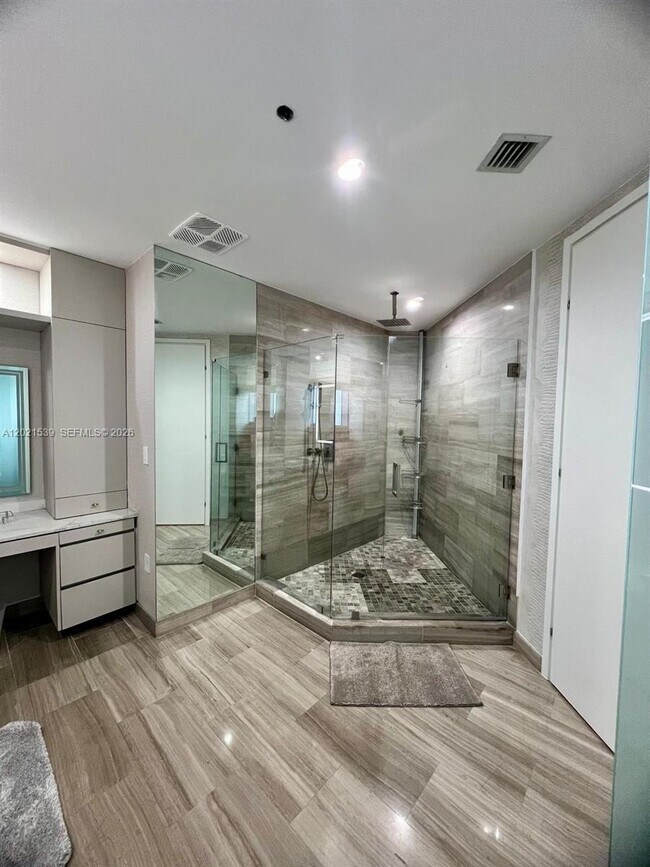 Building Photo - 1300 Brickell Bay Dr