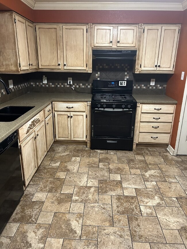 Building Photo - "Charming 3-Bedroom Retreat on Holly Street - Spacious 1,618 Sq Ft with 1.5 Baths in Jonesboro!"