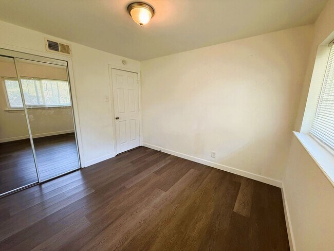 Building Photo - 4 Bedroom Home for Rent in University City!