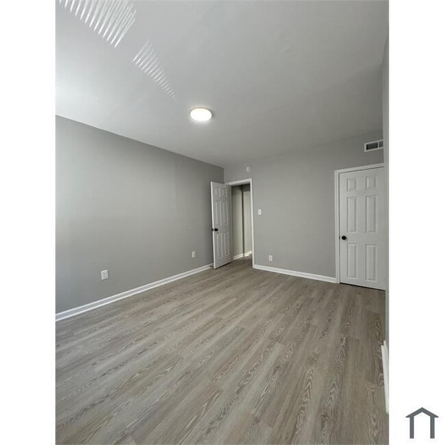 Building Photo - 2 Bedroom Spacious Home