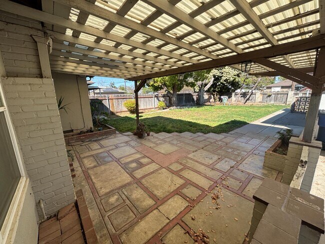 Building Photo - 816 W Fedora Ave