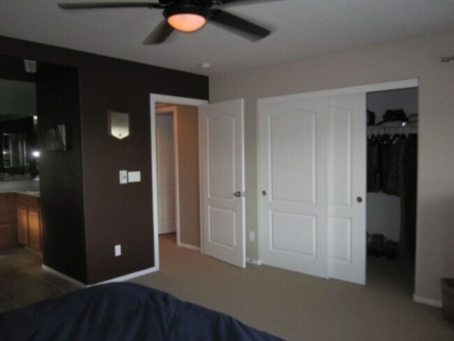 Building Photo - 10415 Lilac Square Ave