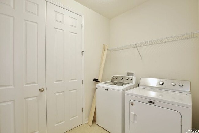Building Photo - Gorgeous 4/3.5 Home with a Large Fenced Ba...