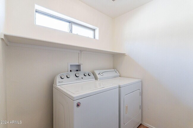 Building Photo - 1078 E Saragosa St