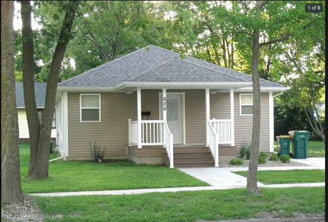 Primary Photo - 606 N McArthur St