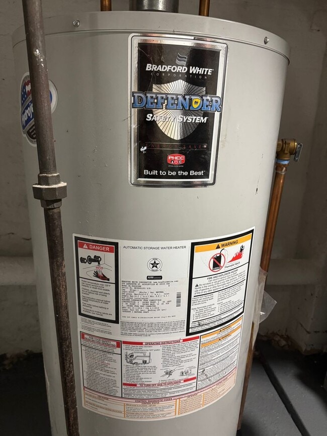 Building Photo - 1596 Chestnut Ave