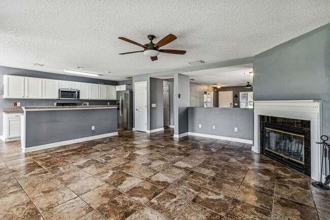 Building Photo - Charming 3-Bedroom Home with Fenced Yard