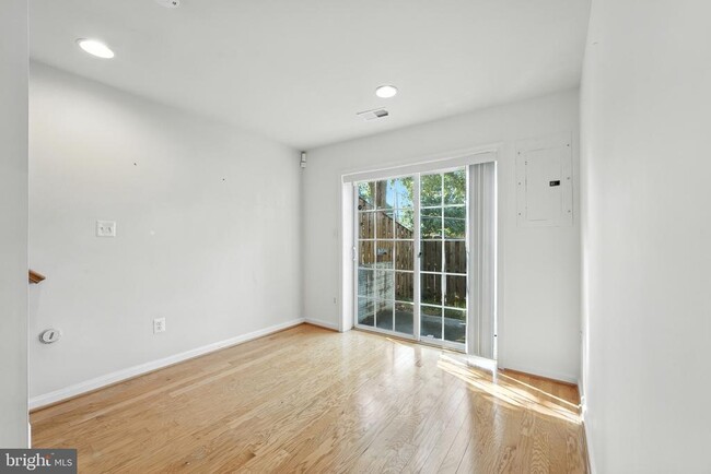 Building Photo - 3363 Beechcliff Dr