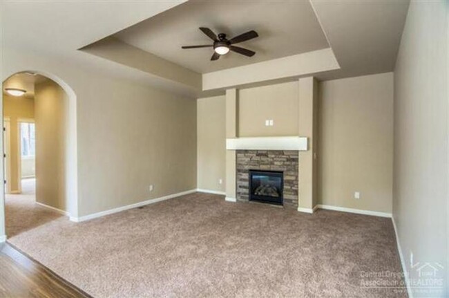 Building Photo - Immaculate Bend Single Level Townhome!