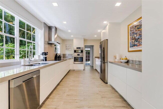 Building Photo - 140 N Hibiscus Dr