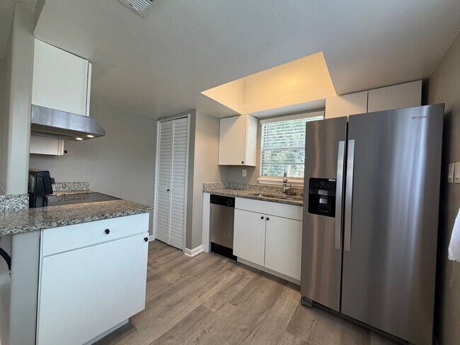 Building Photo - Apartment in Historical Tarpon Springs