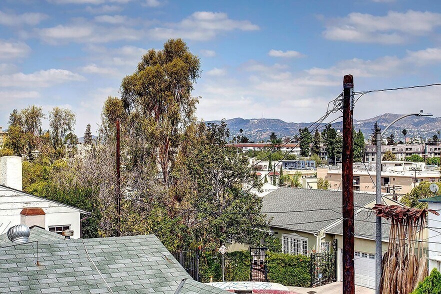 Building Photo - 2564 W 5th St