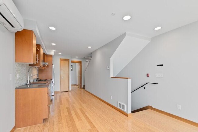 Building Photo - Air Conditioned West Seattle Live/Work Tow...