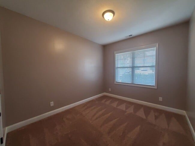 Building Photo - 2244 Lakedale Dr