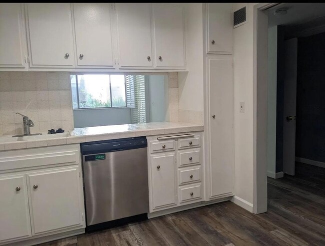 Building Photo - READY TO  MOVE IN!!