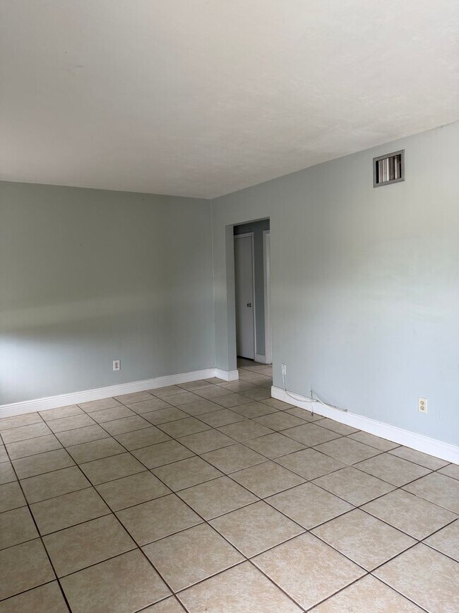 Building Photo - Three bedrooms one bath Deltona
