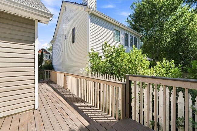 Building Photo - 726 Gardenside Cir SE