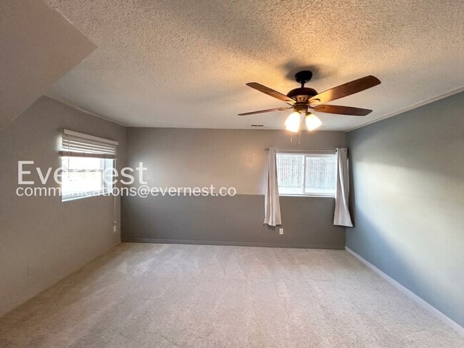 Building Photo - 4 Bed/2 Bath Home with Fenced Yard / Voucher Accepted / Available Now!