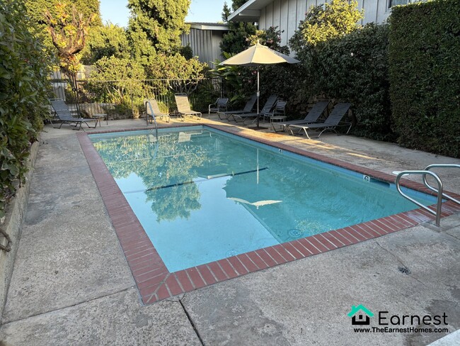 Building Photo - 2 + 1.5 Charming Remodeled Townhouse in th...