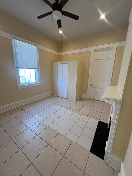 Building Photo - 1911 Lapeyrouse St