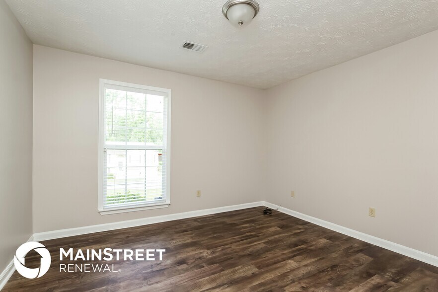 Building Photo - 8560 Glenwoods Dr