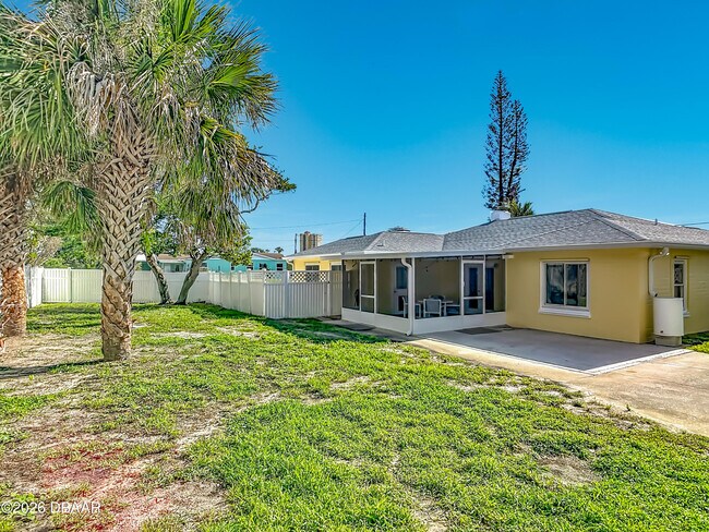 Building Photo - 1621 N Oleander Ave