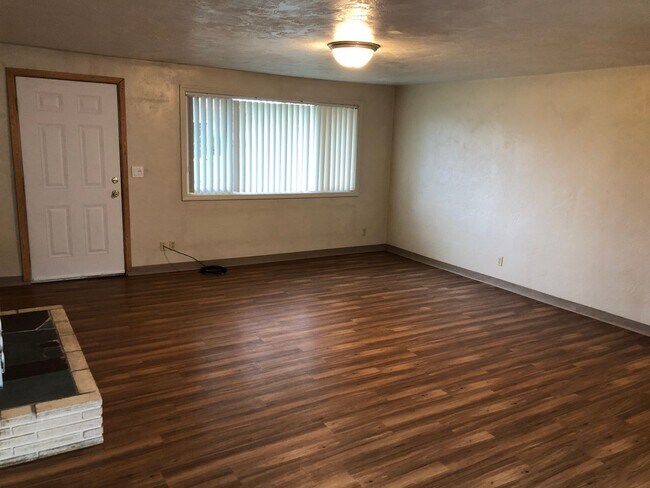 Building Photo - Updated 3 bedroom 1 bath house in Springfi...