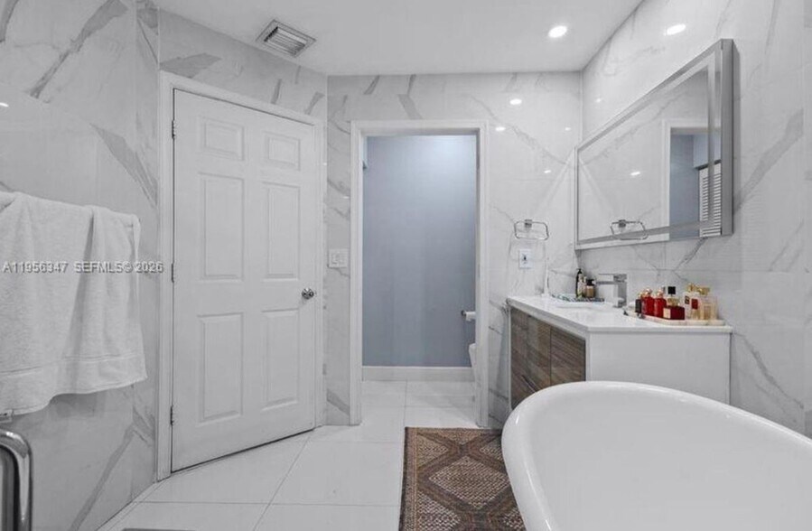 Building Photo - 6952 NW 27th Ct