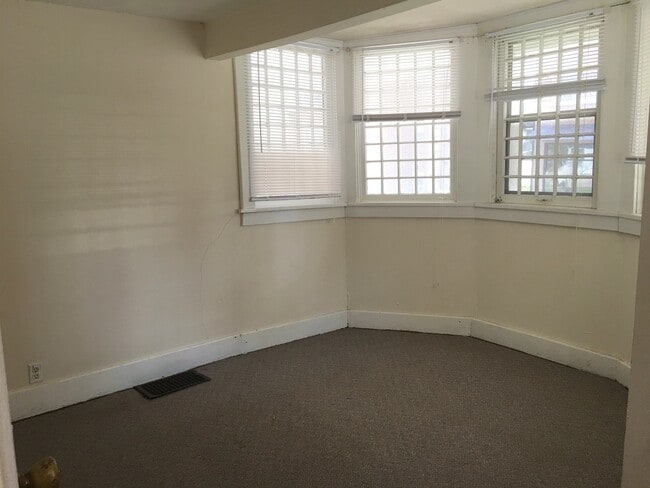 Building Photo - 1 Bedroom Apartment Downtown - Parking & ALL UTILITIES INCLUDED!