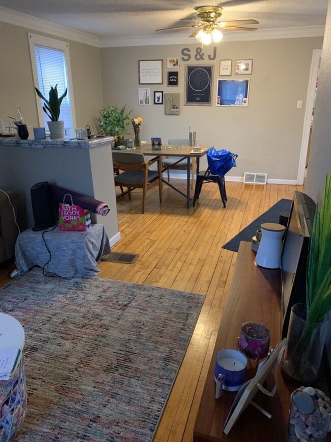 Building Photo - AVAILABLE JUNE 1ST - 2 Bed 1 Bath Home in Craft District!