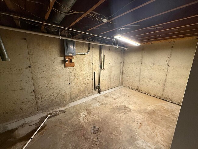 Building Photo - 2102 Woodlea Dr