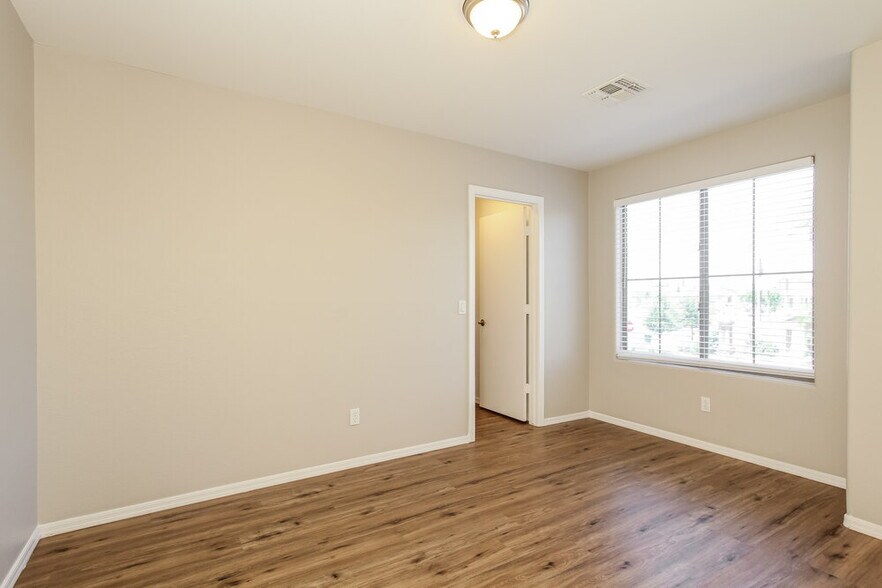 Building Photo - 12811 W Sharon Dr