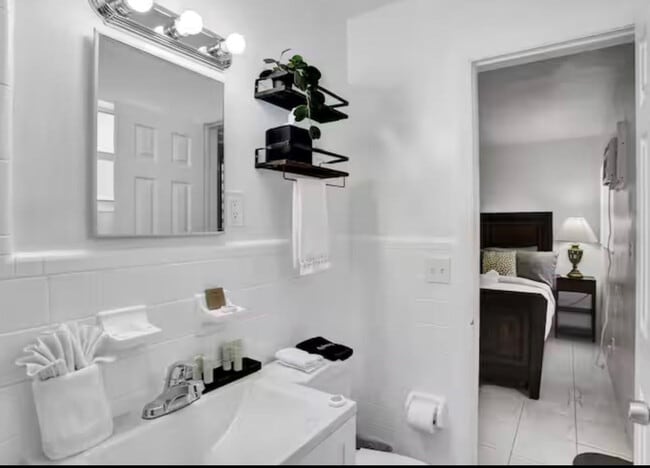 Building Photo - 820 NE 16th Ave