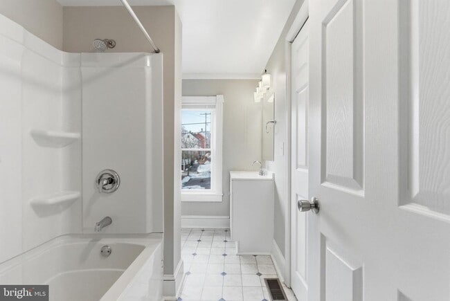 Building Photo - 520 S Kent St