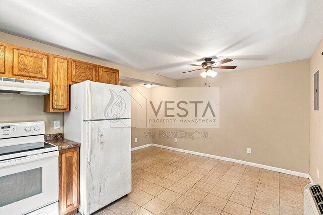 Building Photo - 121 Lyndhurst Dr