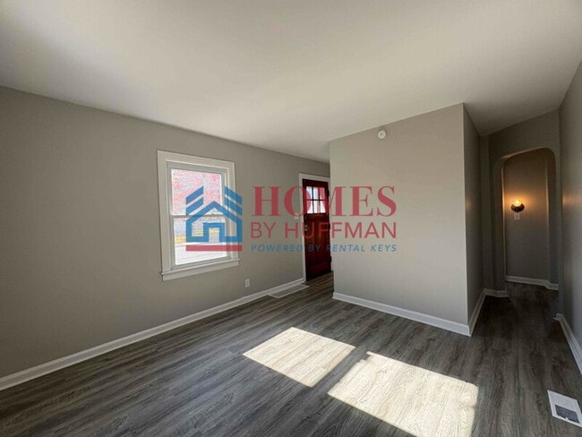 Building Photo - Three Bedroom House | Fenced Yard | Norths...