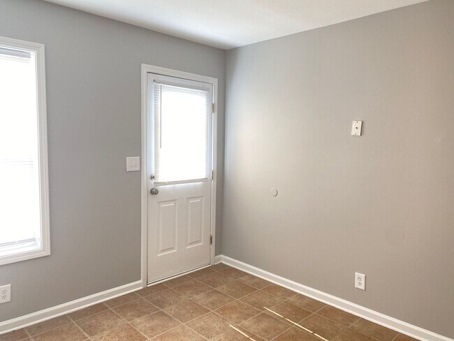 Building Photo - 944 Kingsbury Dr