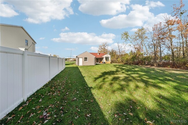 Building Photo - 1665 Maple Rd