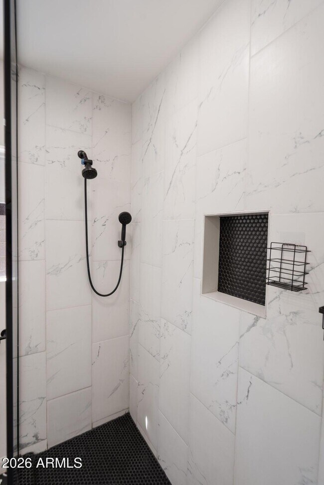 Building Photo - 930 E Whitton Ave