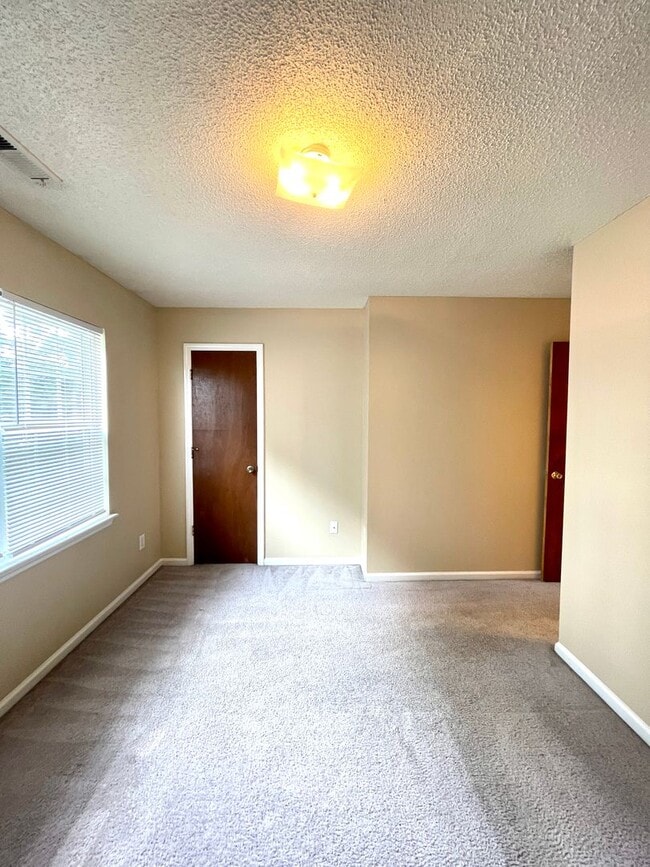 Building Photo - Minutes to Camp Lejeune! Pets with Owner Approval!