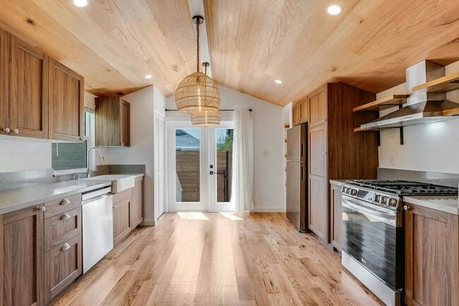 Building Photo - 2320 1/2 Alta Street