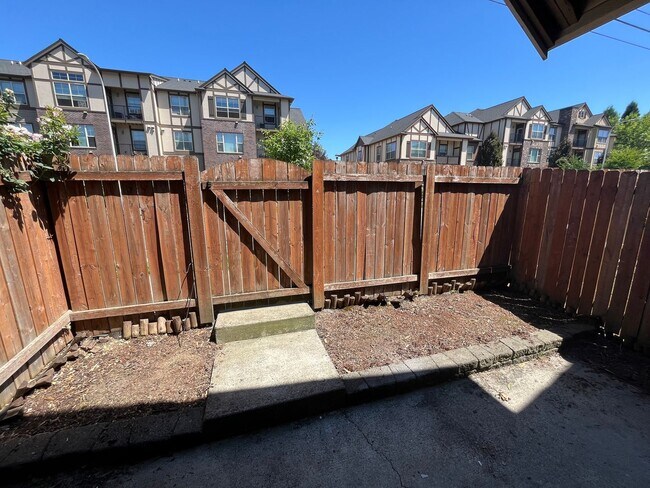 Building Photo - Beautiful 2Bd/2Ba Townhome in Notting Hill...