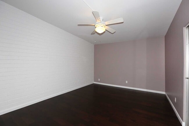 Building Photo - Wonderful, 2nd floor Condo Centrally Located in Phoenix.  Available November 1st!!!  Resort like ...