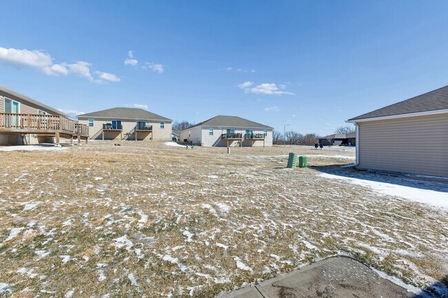 Building Photo - 4 Bedroom Townhome