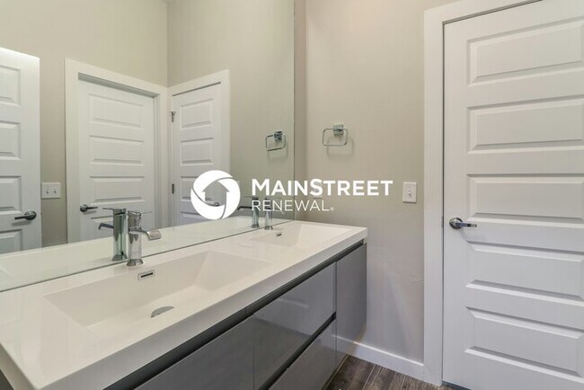 Building Photo - 3 Bedroom Pet-Friendly Home in Oklahoma City, OK with Main Street Renewal