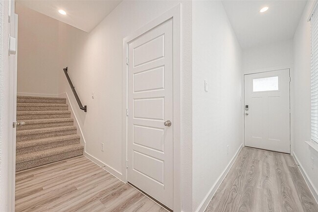 Building Photo - 3018 Skyline Mesa Dr