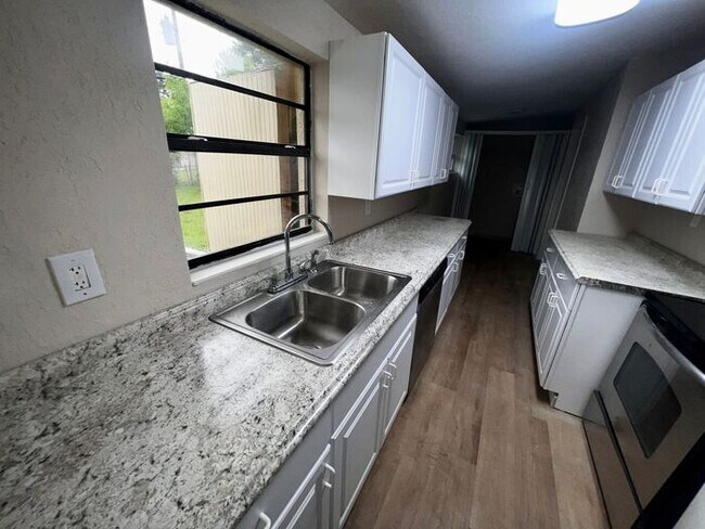 Building Photo - Remodeled 4 Bedroom 2 Bath Home Minutes from Sanford international Airport!