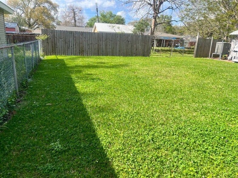 Building Photo - 240 Azalea Dr