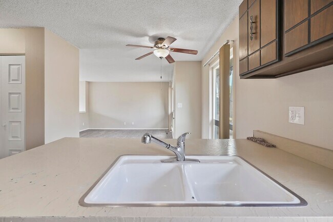 Building Photo - 608 Crown Ridge Dr