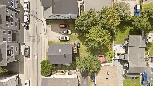 Building Photo - 629 Thames St